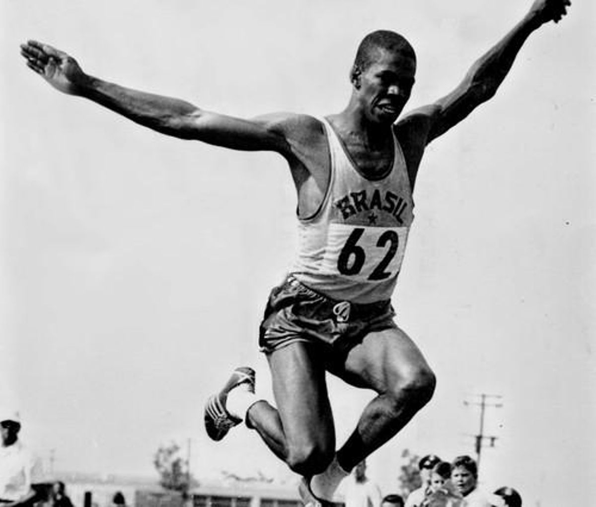 L’atleta brasiler Adhemar Ferreira da Silva, durant la seva participació en els Jocs de Melbourne de 1956. Ferreira va aconseguir la medalla d’or en la disciplina de salt triple.