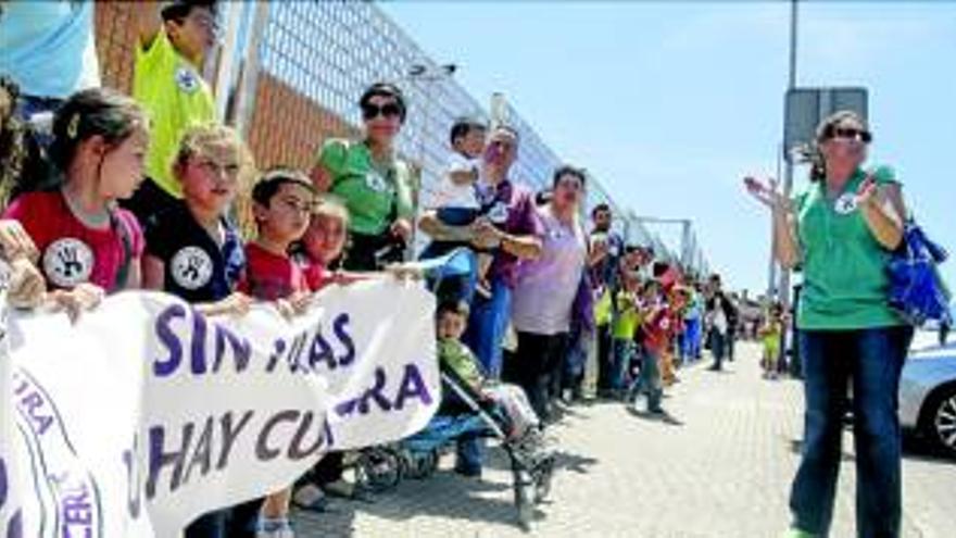 Cerca de 450 padres y alumnos forman una cadena humana para exigir más aulas