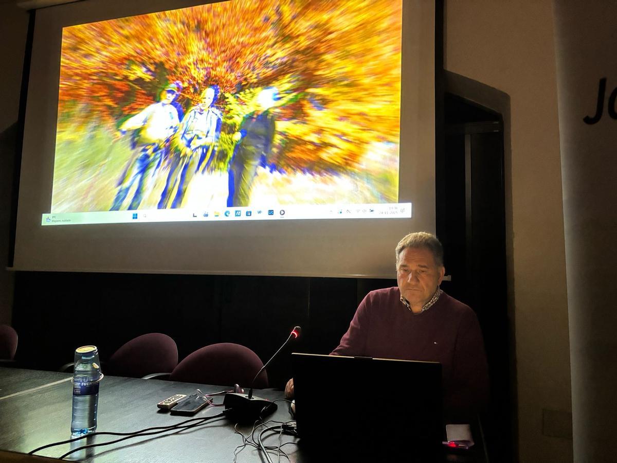 Chus Fernández, durante la proyección de imágenes.