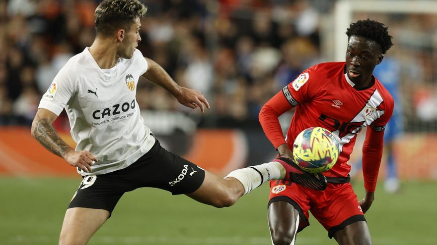 Kluivert, de penalti, saca al Valencia del descenso ante el Rayo