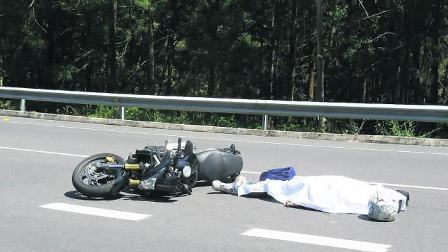 Muere un motorista vigués al chocar con un coche en la carretera de Gondomar a Tui