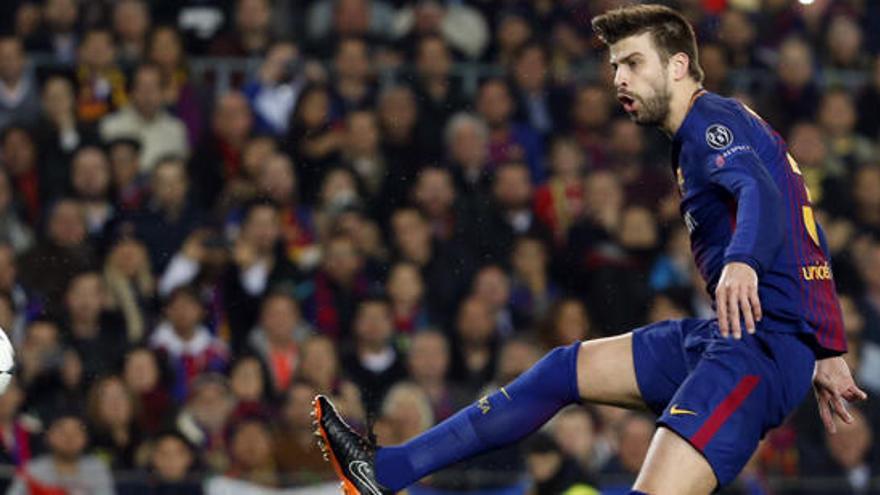 Piqué, durante un partido con el Barcelona.