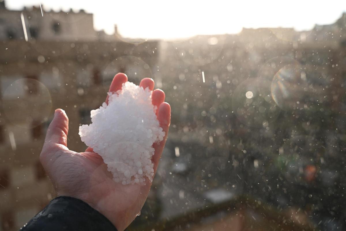El granizo sorprende en La Marina
