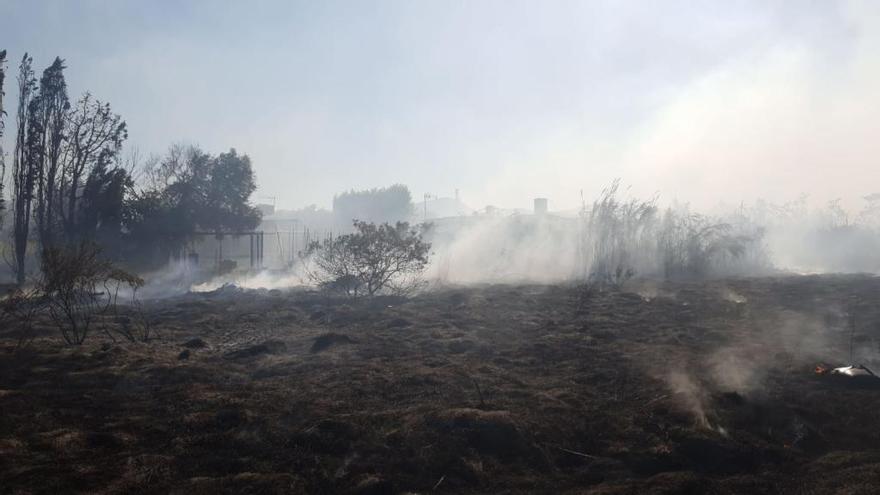 Un incendio en Oliva obliga a actuar a bomberos y aeronaves