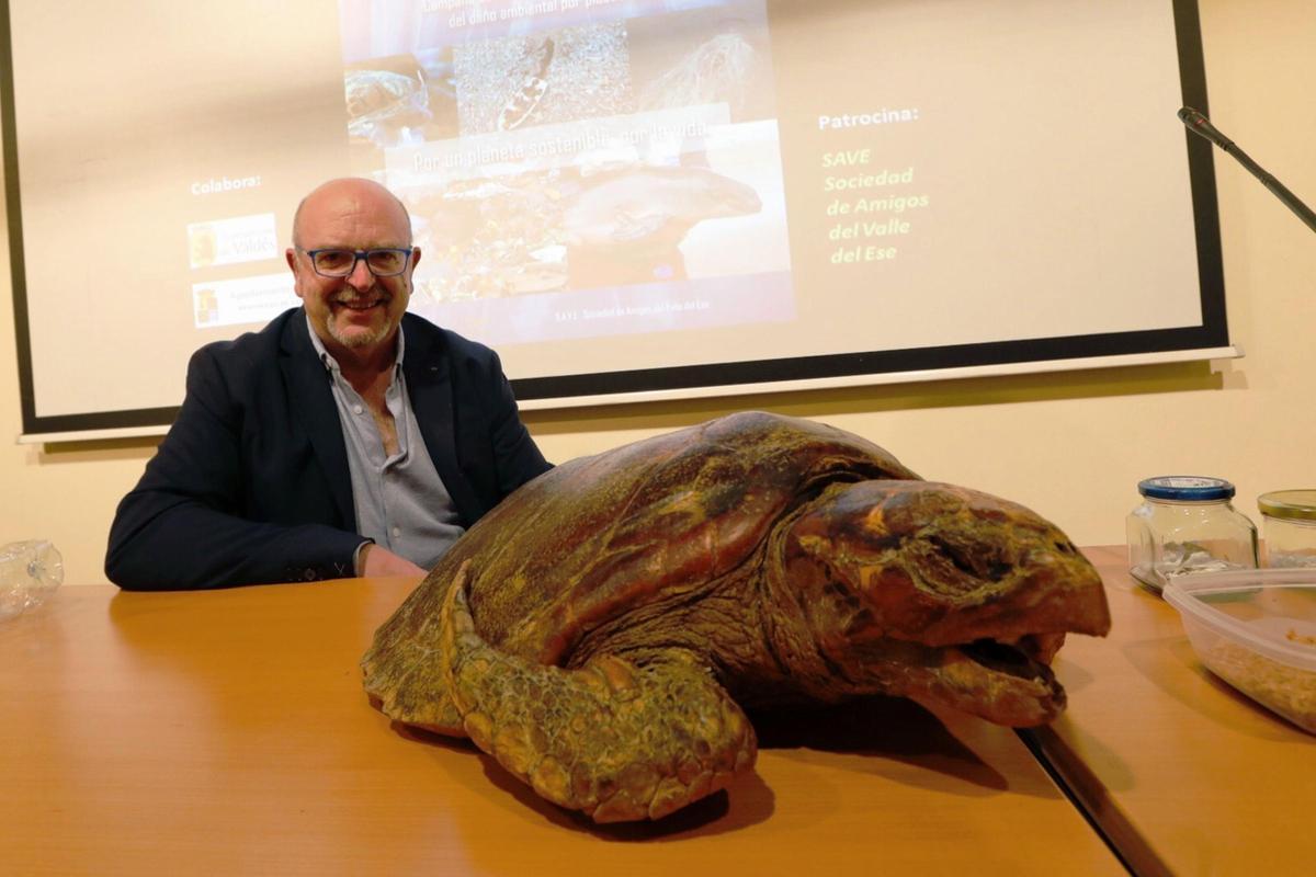Luis Laria, ante una tortuga gigante disecada.
