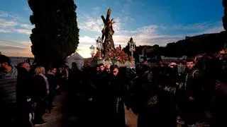 Via Crucis masivo en un Sagunt que mira al cielo