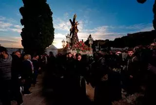 Masivo Via crucis de madrugada en Sagunt