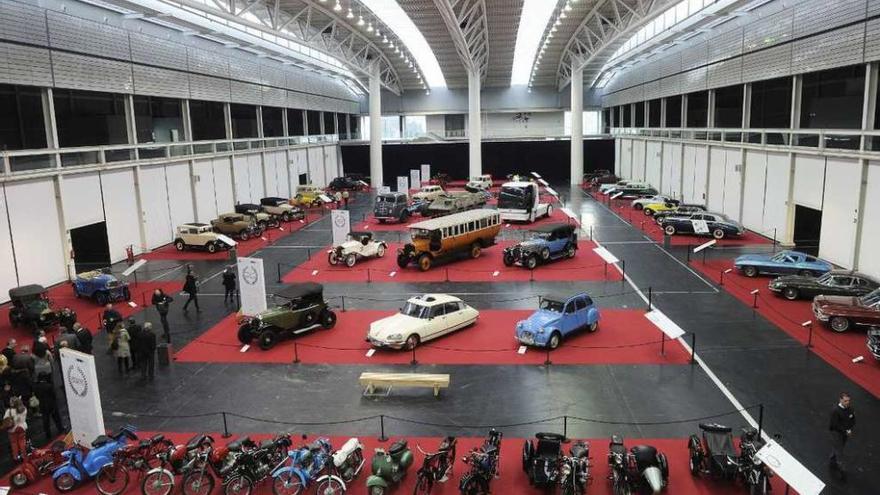 Exposición de automóviles históricos en Expocoruña.