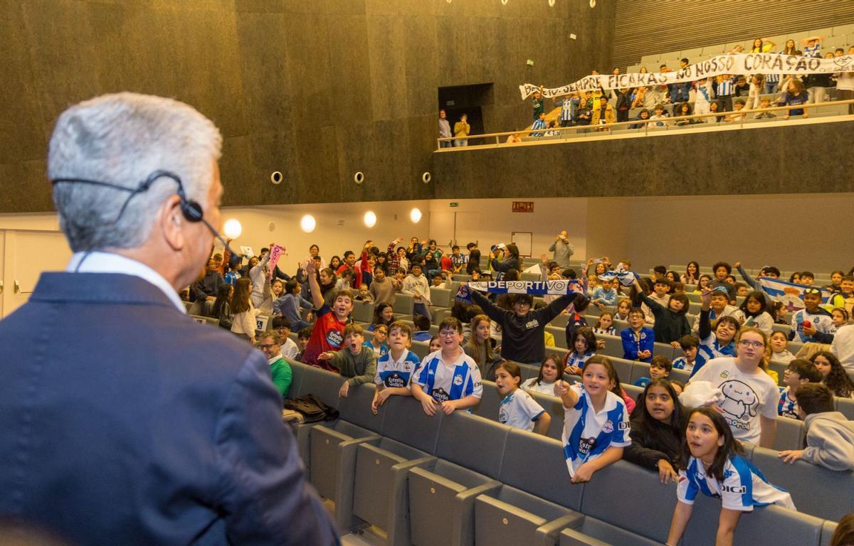Bebeto, de espaldas, junto a los asistentes al acto, que muestran una pancarta: «Sempre ficarás no nosso coraçao». | LOC | | CASTELEIRO