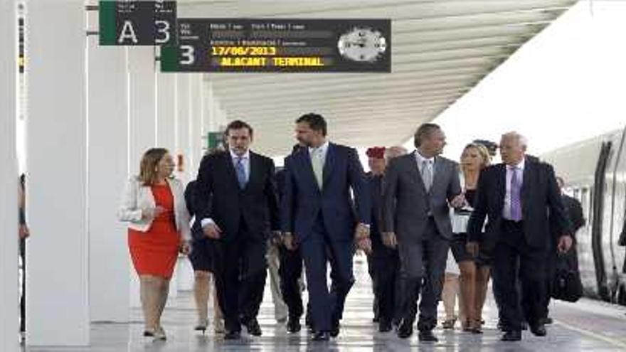 La comitiva encabezada por el príncipe, en la inauguración del AVE a Alicante.