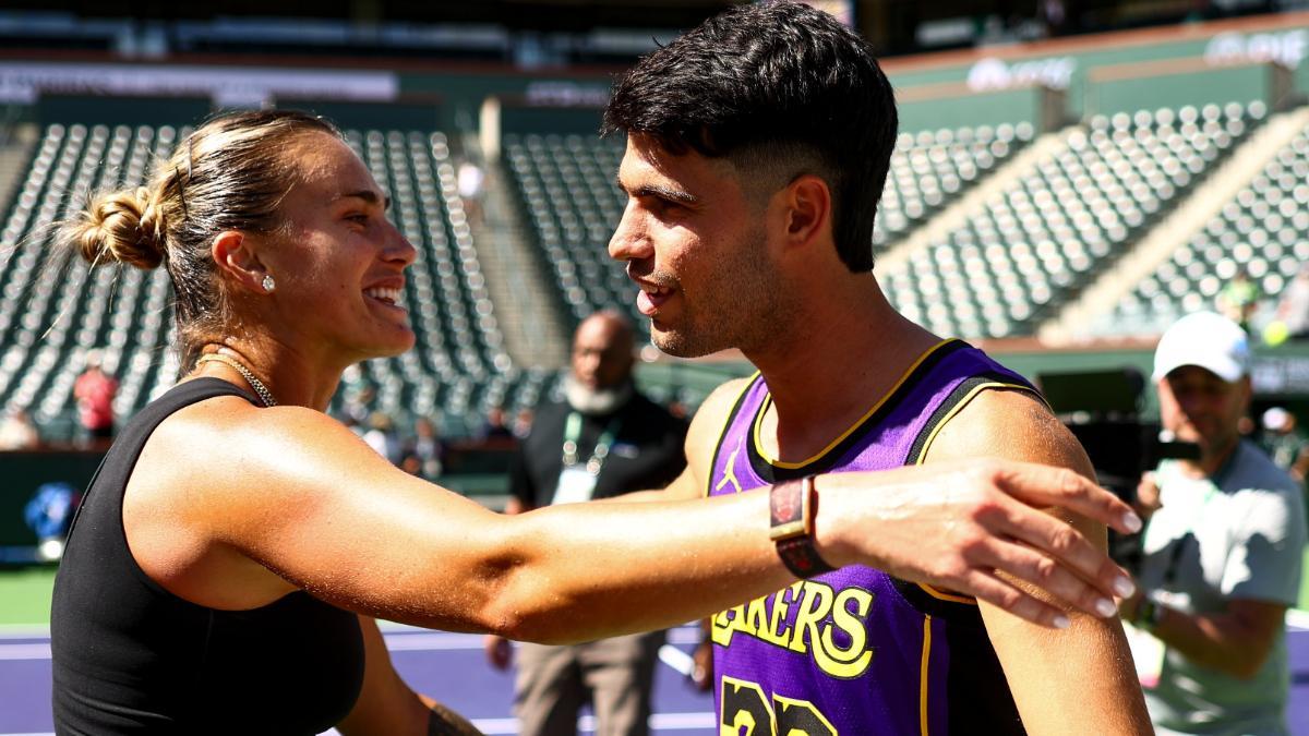 Alcaraz se saluda con Sabalenka