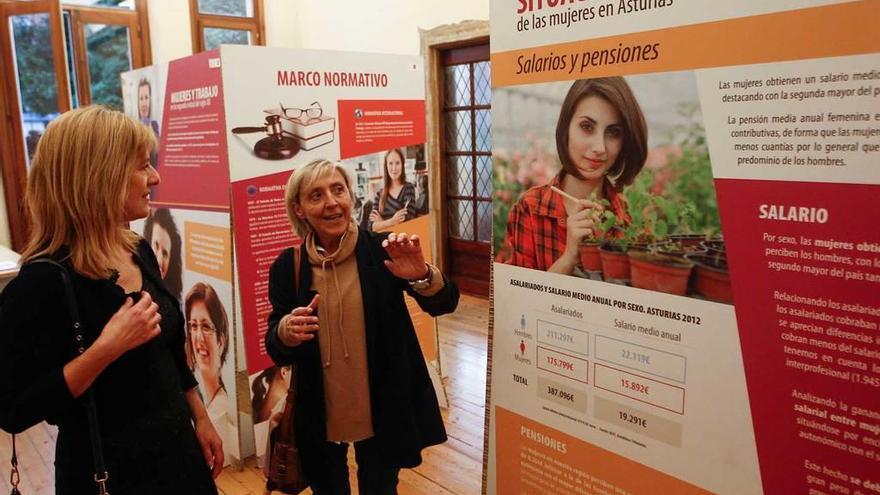 Marisa Ponga, a la izquierda, y Asunción Luzán comentan los paneles de la exposición, ayer, en el vestíbulo de &quot;Villa Magdalena&quot;.