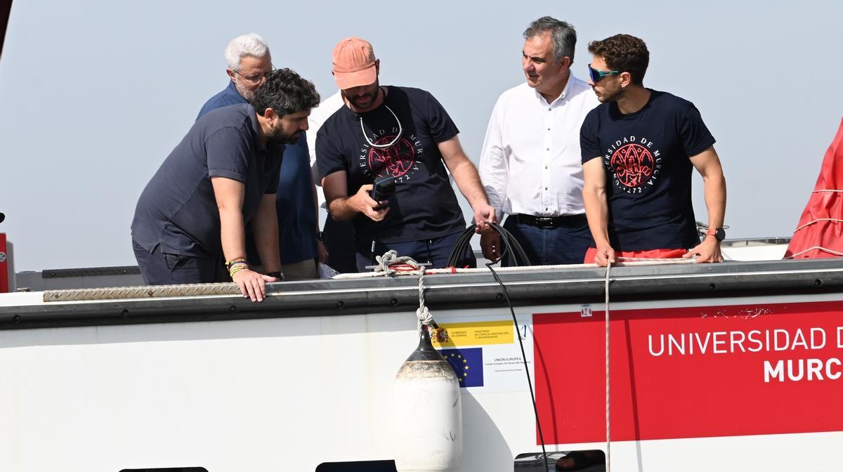 Fernando López Miras, este martes en una de las actuaciones de supervisión del estado del Mar Menor, acompañando a científicos, técnicos e investigadores.