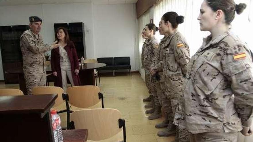 Mato y Miranda, con algunas mujeres militares.  // Faro