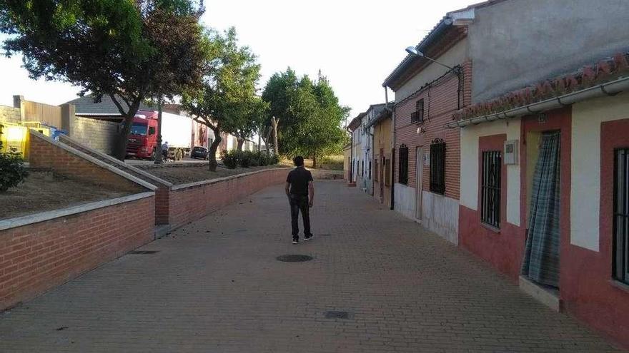 Un vecino pasea por la antigua Ronda de San Antón, junto a las viviendas afectadas por las humedades.