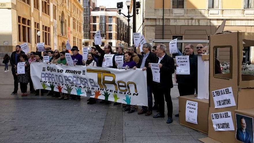 Los manifestantes, ayer, en la plaza del Parchís, con representantes de partidos políticos de la ciudad.