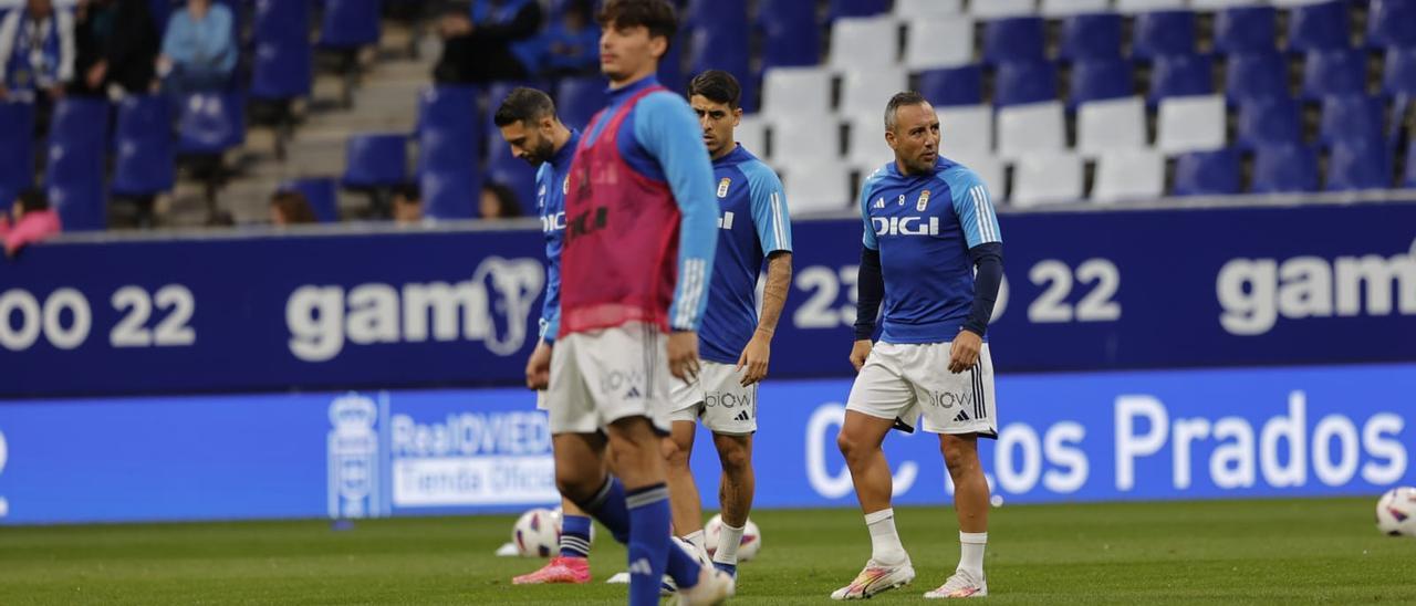 Cazorla calienta sobre el césped del Tartiere antes del Real Oviedo-Alcorcón.