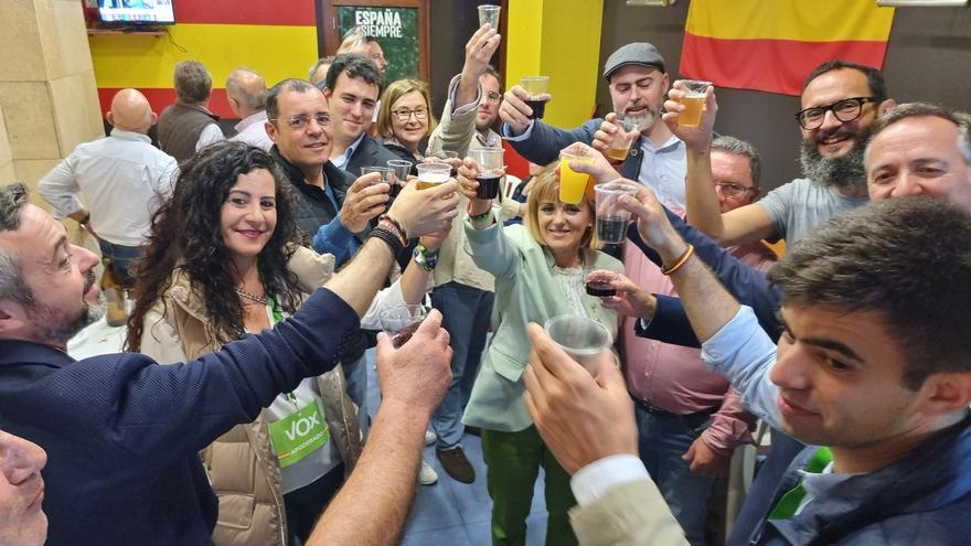 Vox celebra ser la llave del gobierno al grito de &quot;¡vamos a por el cambio que merece Elche!&quot;