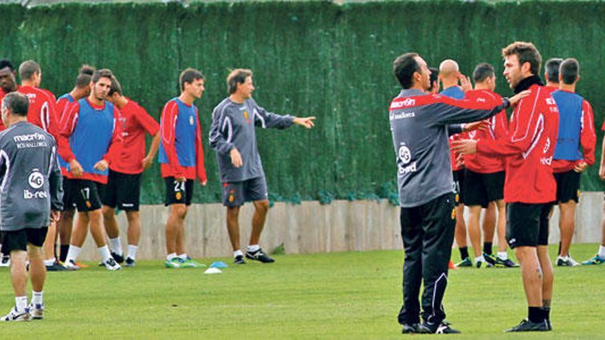 José Luis Oltra conversa con Víctor durante un entrenamiento de esta semana en Son Bibiloni.