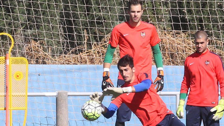 Pelea entre los porteros del Levante por la titularidad