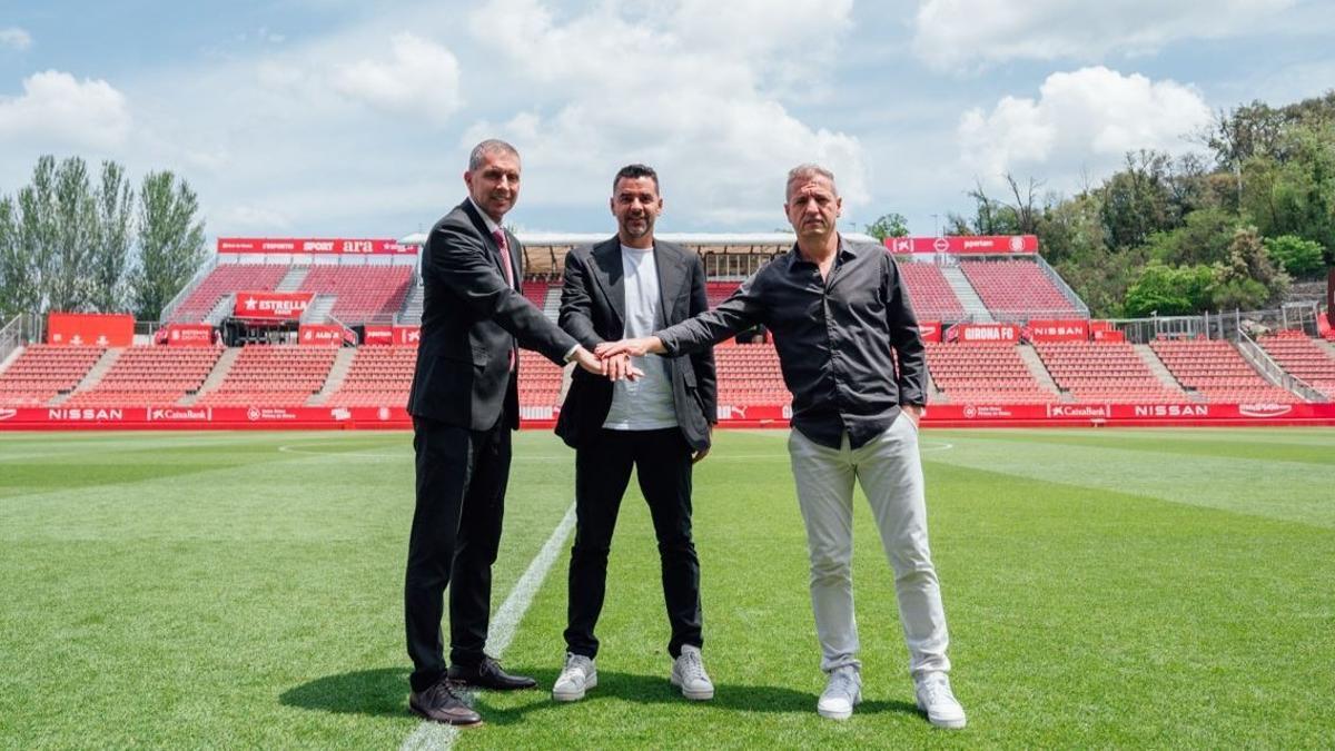 Delfí Geli, presidente del Girona, Michel, entrenador, y Quique Cárcel, en Montilivi.