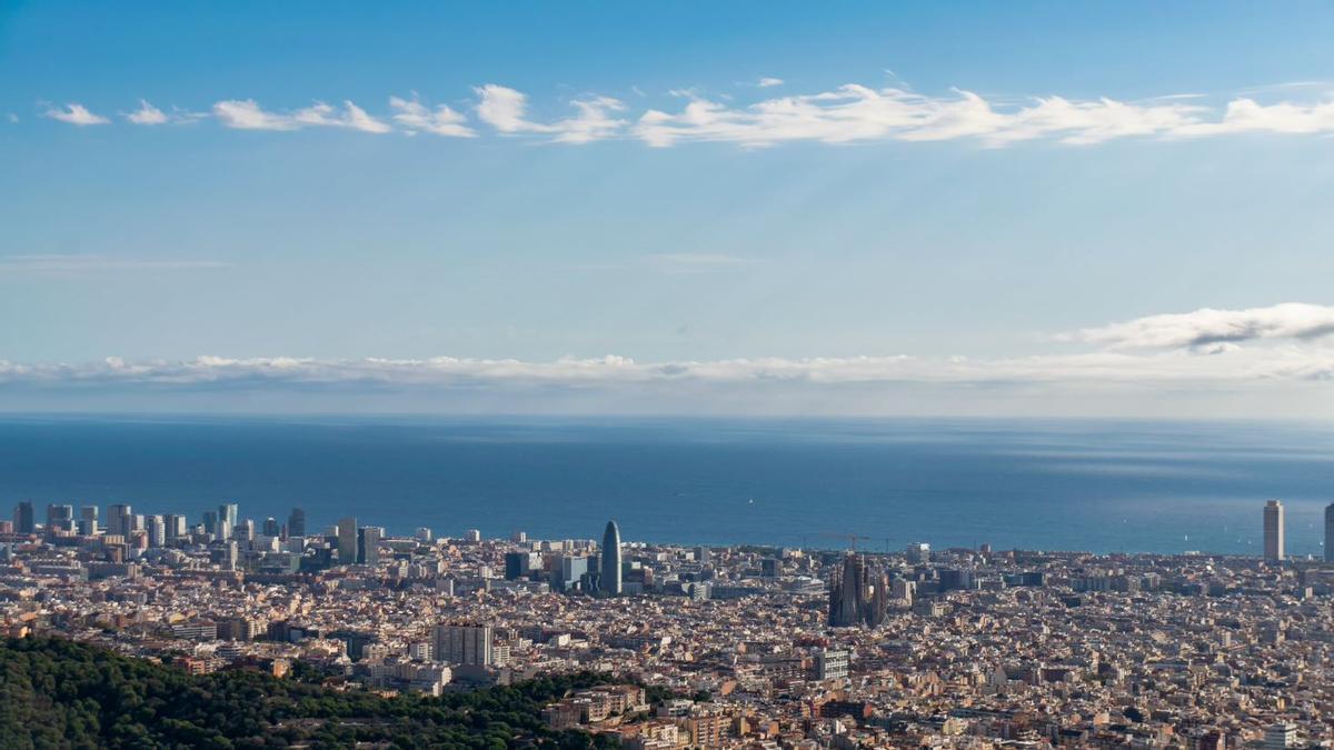 NUbes altas sobre el cielo de Barcelona