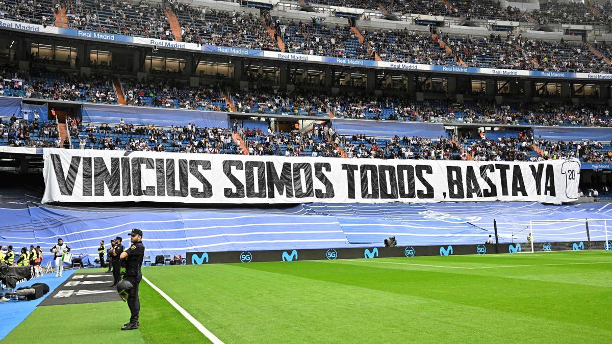 La pancarta que ha lucido el Bernabéu en defensa de Vinicius