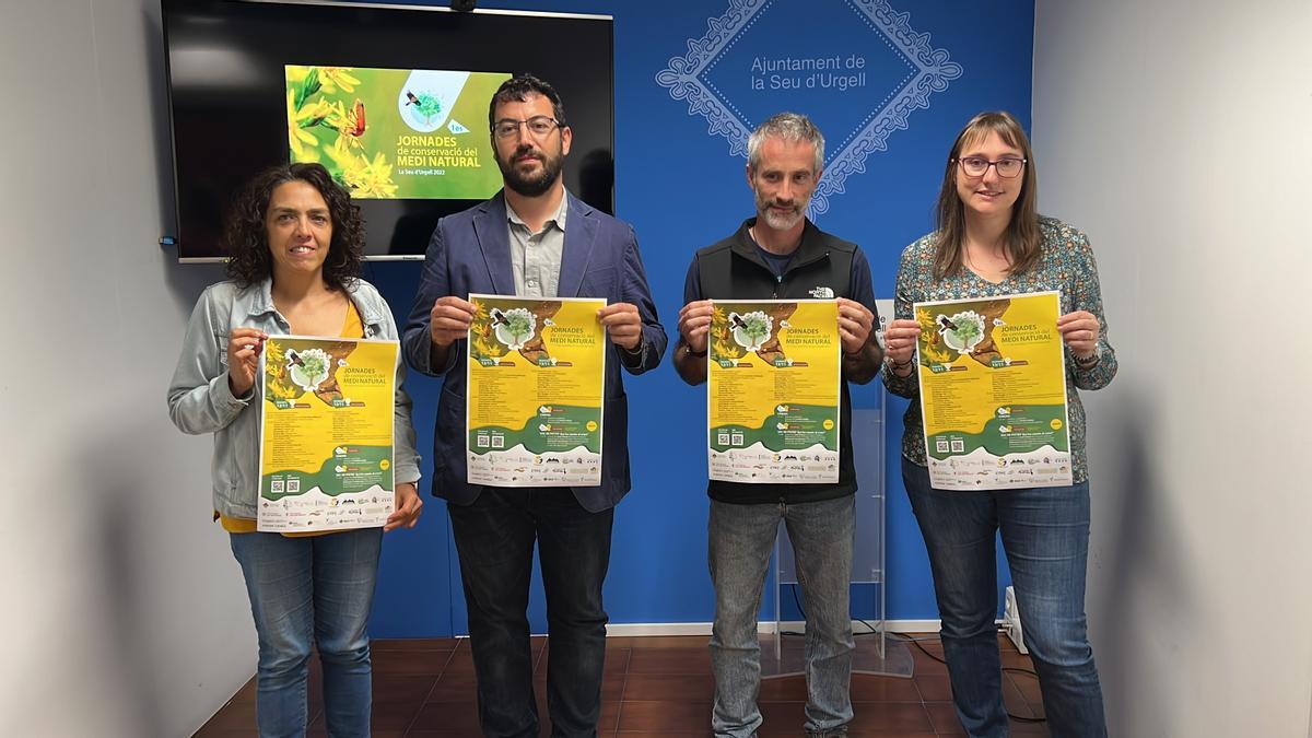 L&#039;alcalde de la Seu d&#039;Urgell, Francesc Viaplana, la regidora de Medi Ambient, Núria Tomàs, i el responsable de Green Wolf Nature, David Manzanera, mostrant els cartells de la primera jornada de conservació del medi natural