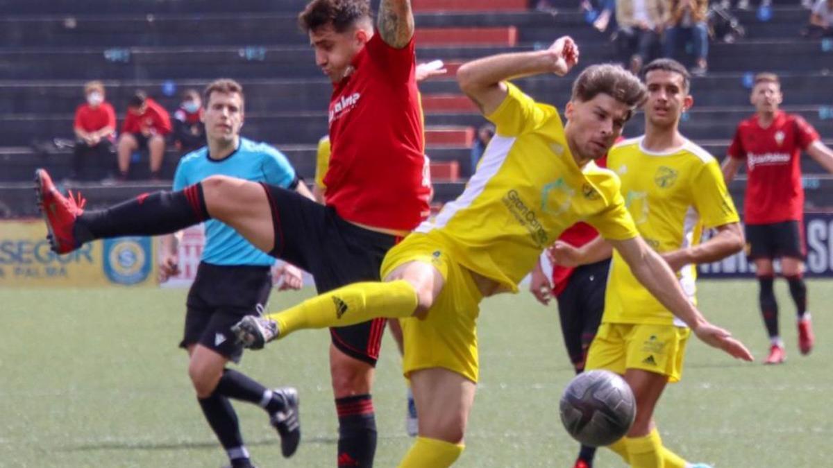 Un lance del derbi canario de ayer en el Silvestre Carrillo de La Palma. | | JOSÉ AYUT