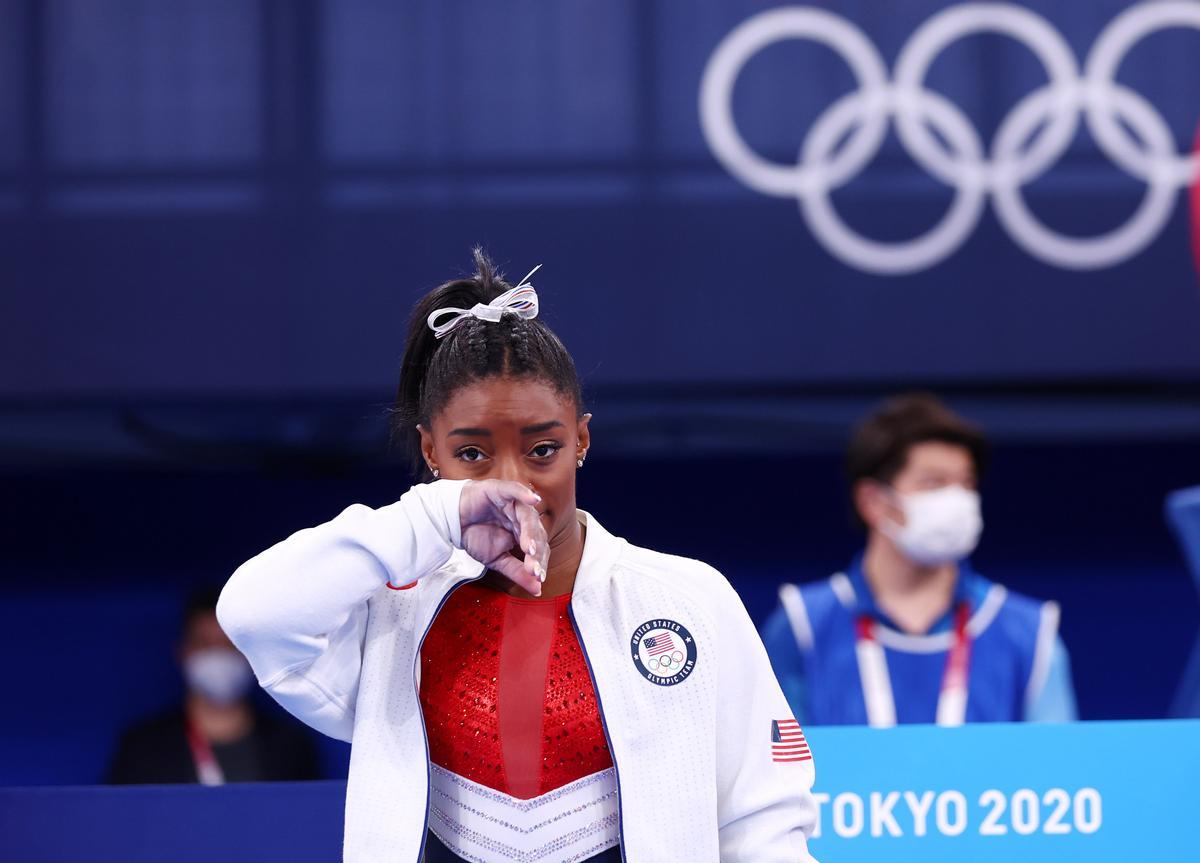 Simone Biles, en chándal, durante la final por equipos.