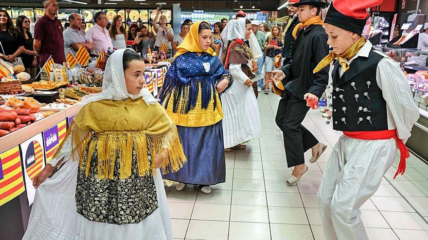 Baile payés para promocionar una de las campañas de producto local. | SERGIO G. CAÑIZARES