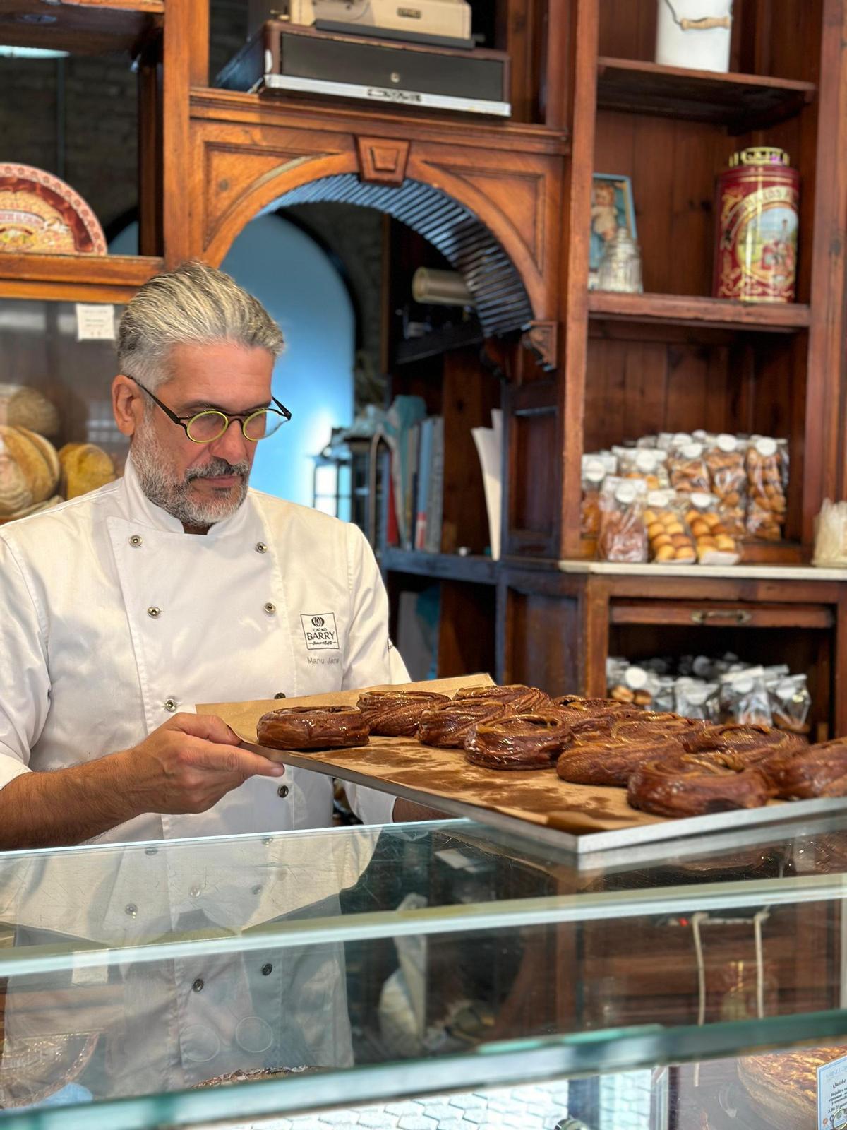 Manu Jara, maestro chocolatero y propietario de la pastelería Manu Jara en el barrio de Triana.