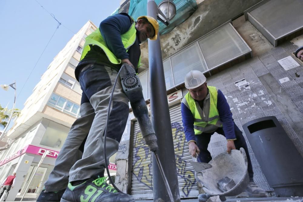 Comienzan las obras de demolición del edificio de la esquina de María Parodi con Ramón Gallud en Torrevieja