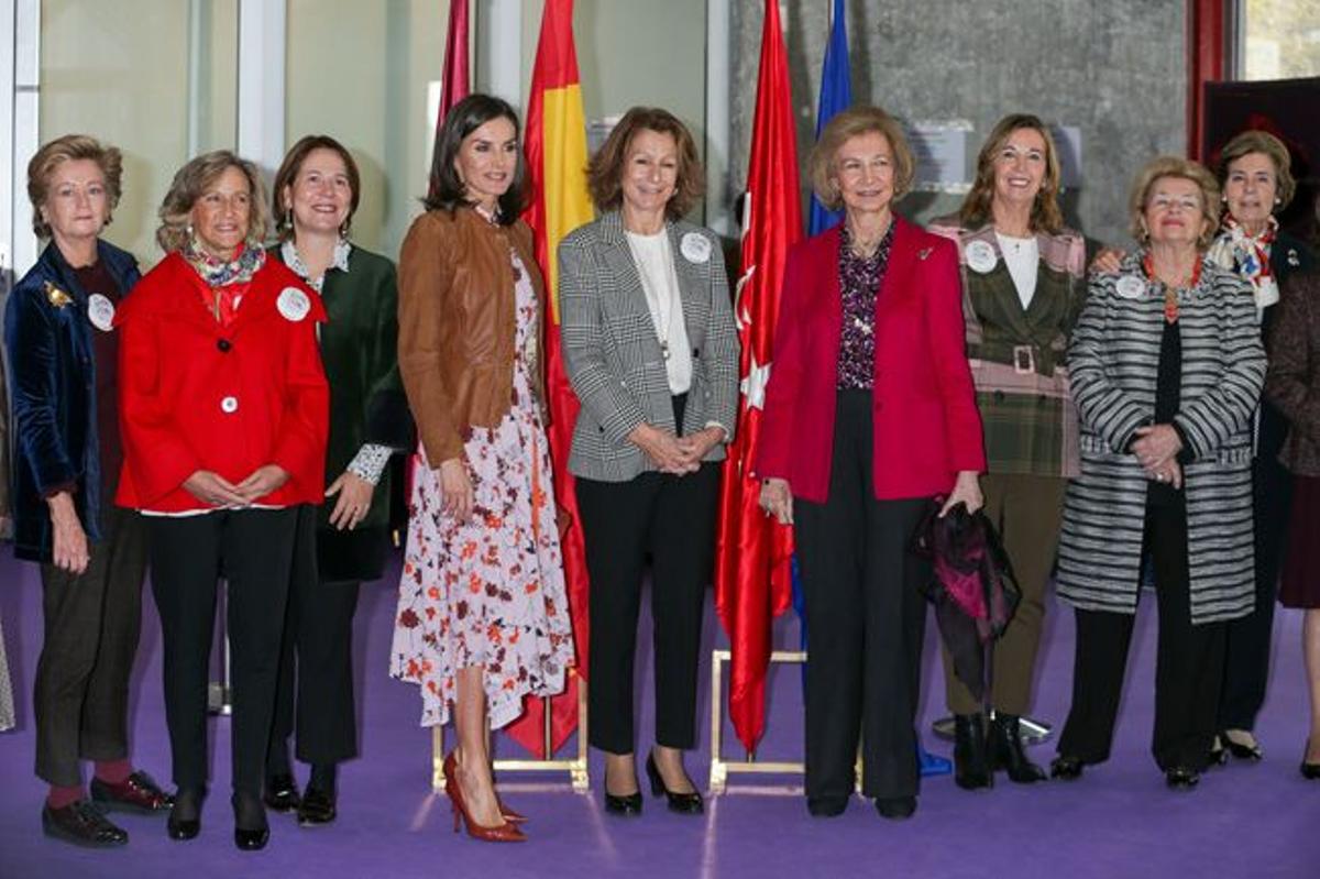 La reina Letizia con vestido rosa de estampado de flores y chaqueta de cuero marrón