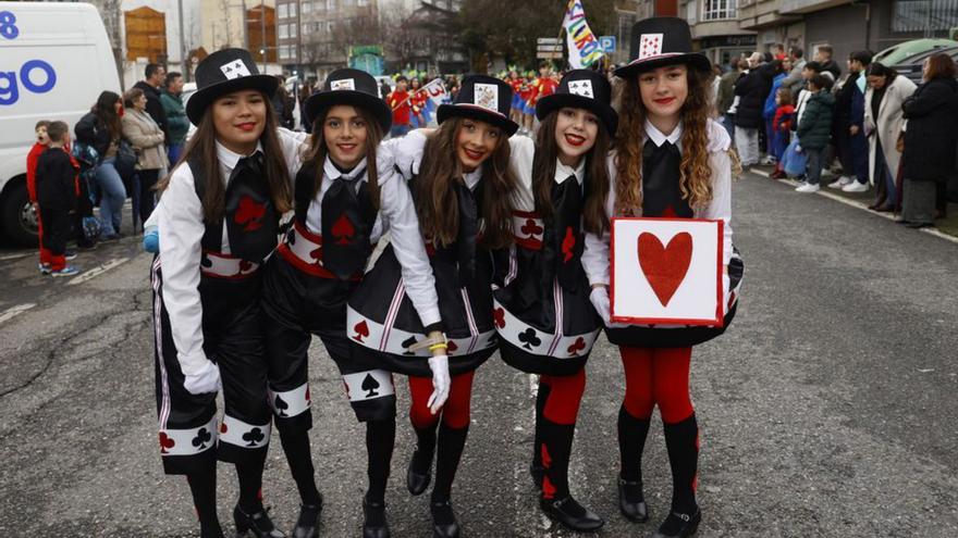 Unas jóvenes con motivos de la baraja francesa.