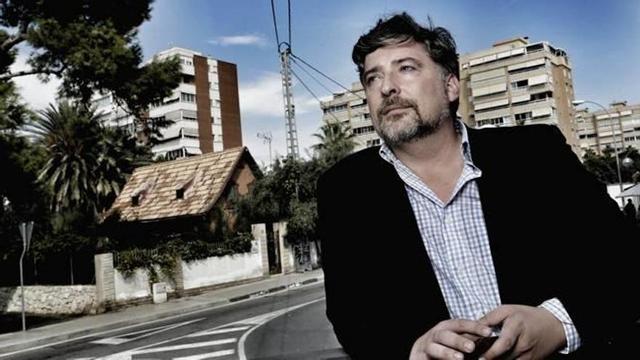 El autor del libro, Martín Sanz, en la Albufereta.