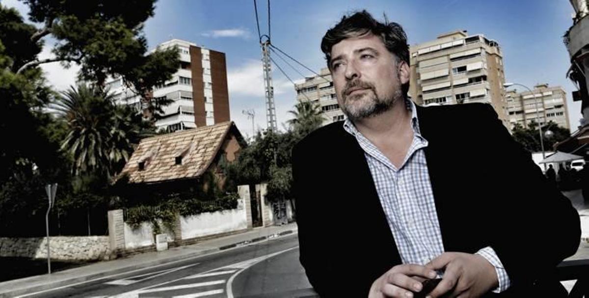 El autor del libro, Martín Sanz, en la Albufereta.