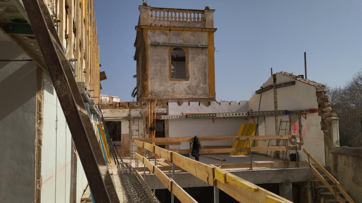 La torre de la casa señorial de Torrecremada. La restauración de este edificio histórico de Dénia se terminará a finales de año