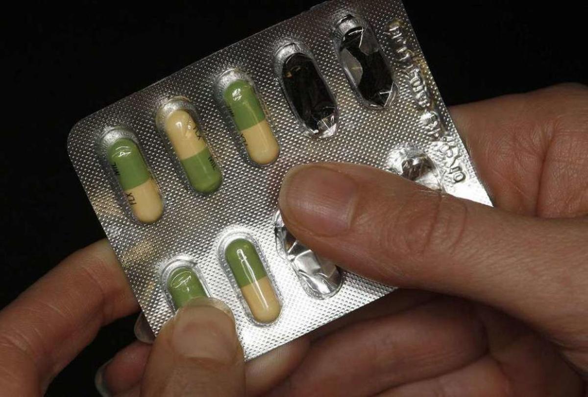 Una mujer sostiene un blister de Prozac. // Reuters
