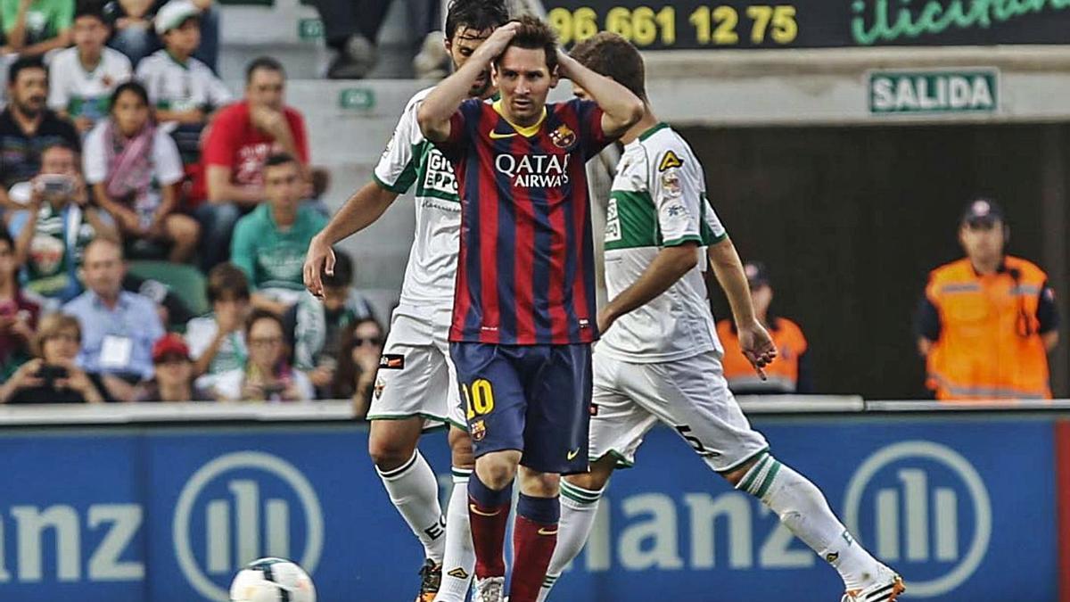 Messi se lamenta tras una jugada en el 0-0 del Elche-Barça de mayo de 2014. Leo no está hoy. | ANTONIO AMORÓS