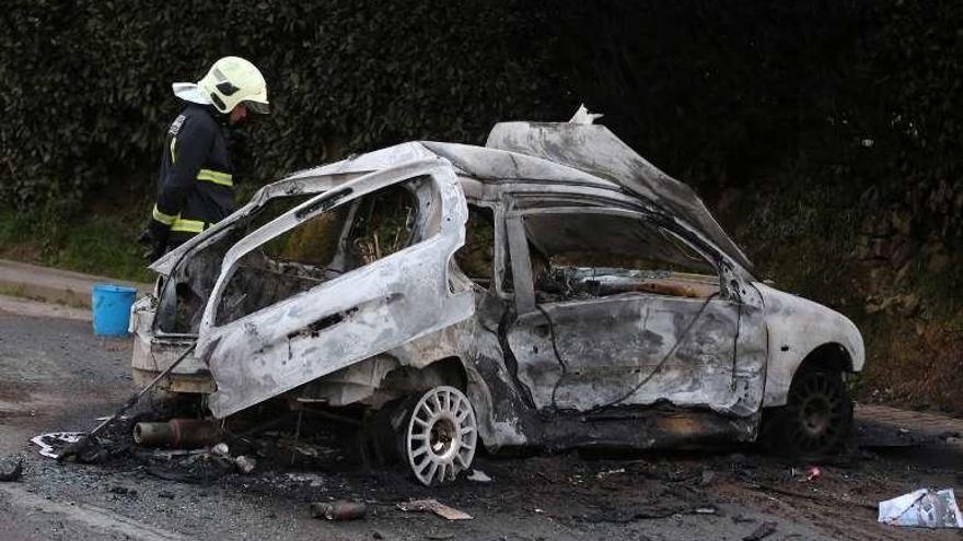 El Peugeot 205 quedó calcinado tras el impacto. // Bernabé/Gutier