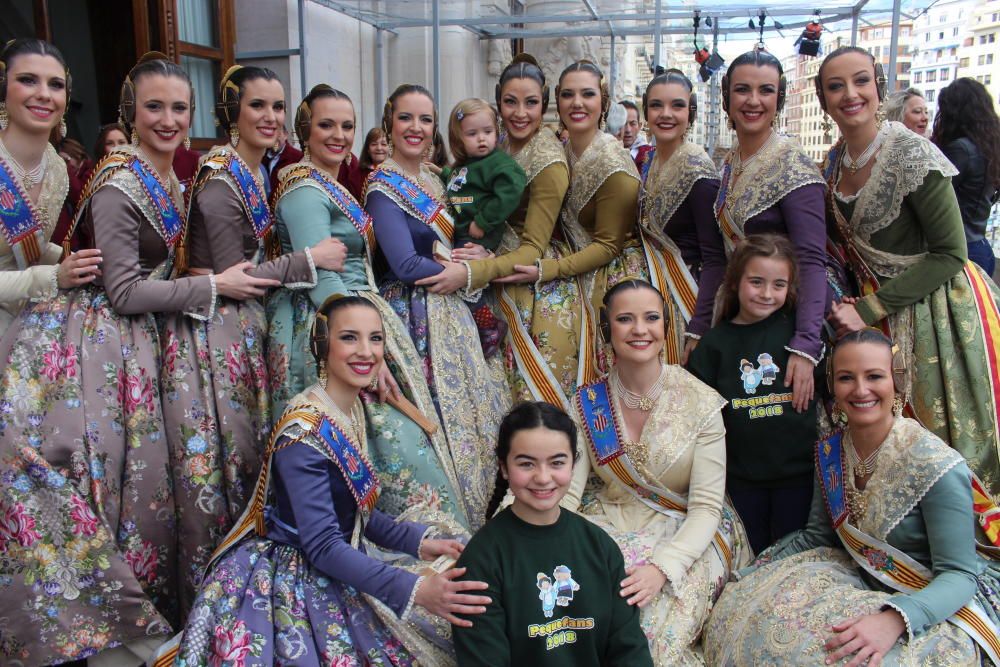 Las falleras, con algunas de las hermanitas y sobrinas.