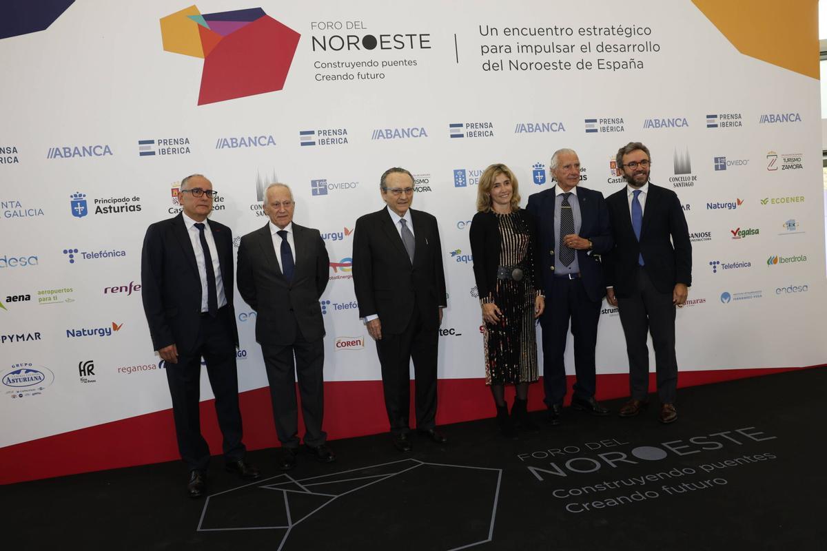Por la izquierda, Juan Carlos Da Silva, director general de Prensa Ibérica en Galicia, Joaquín González Iglesias, accionista propietario de Vegalsa Eroski, Javier Moll, Ainhoa Moll, José Manuel Fernández-Alvariño, presidente de Grupo Alvariño, y Aitor Moll.