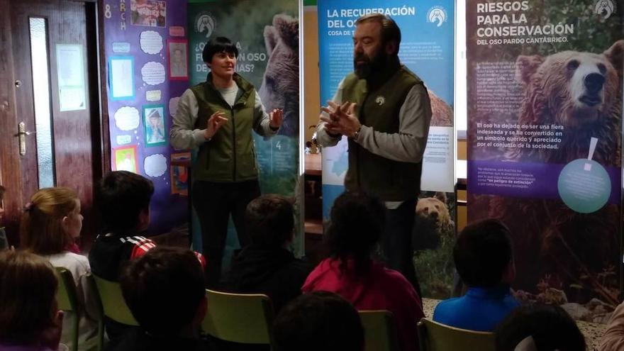 La Fundación Oso de Asturias visita el colegio público de Cangas de Onís