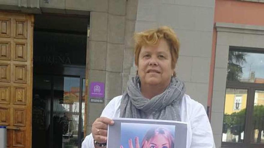 Pilar Cuesta, con el cartel del taller de defensa personal femenina.