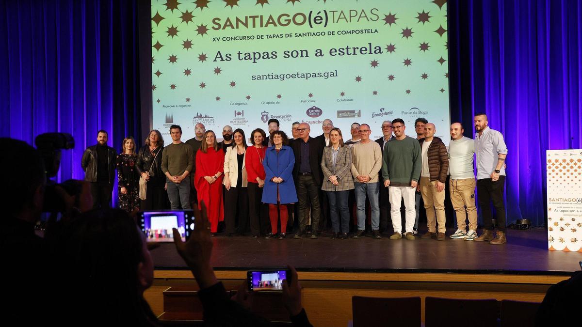 Foto de familia tras a entrega de premios de Santiago(é)tapas, este martes, no Auditorio de Galicia