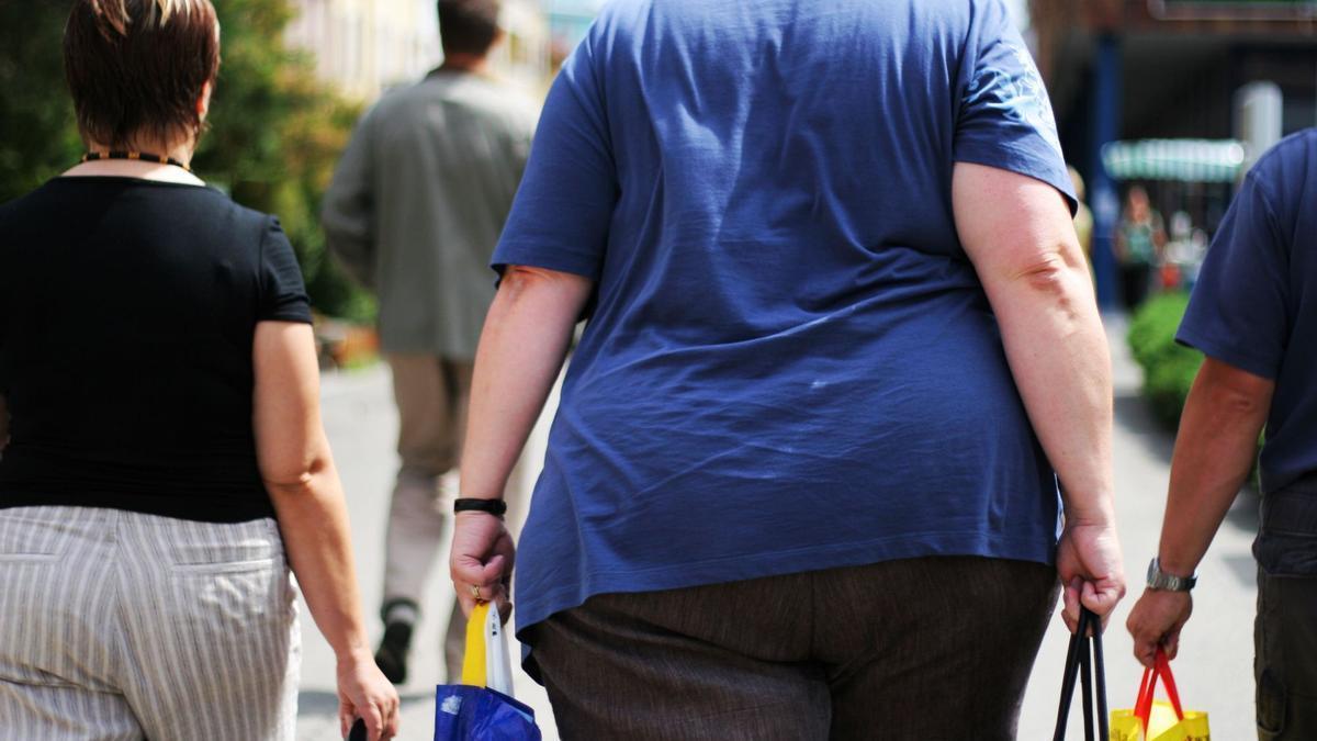 Persona con sobre peso por la calle.