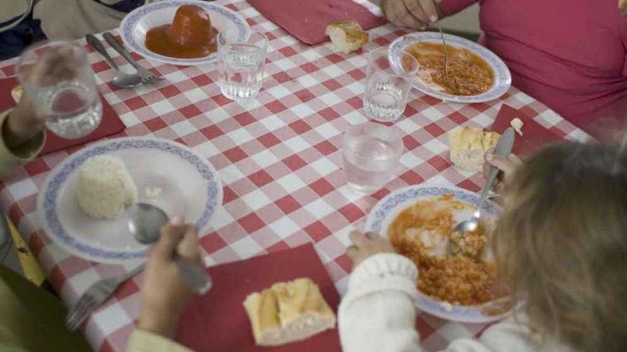 Varios niños sentados en la mesa de un comedor de la provincia.