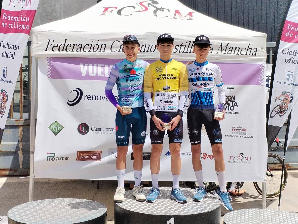El onitnyentí Nicolás Donat en el podio de la Vuelta a los viñedos.