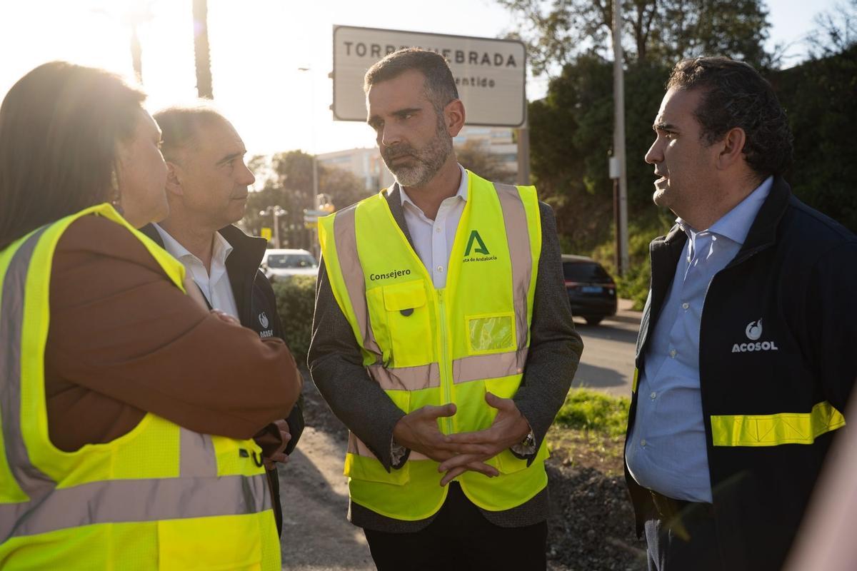 El consejero Fernández Pacheco ha visitado el ritmo de las obras junto al presidente de la Mancomunidad, Manuel Cardeña, y los alcaldes de Torremolinos y Benalmádena, Margarita del Cid y Juan Antonio Lara.